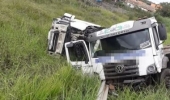 Homem morre após acidente entre caminhão e carro de passeio na BR-116