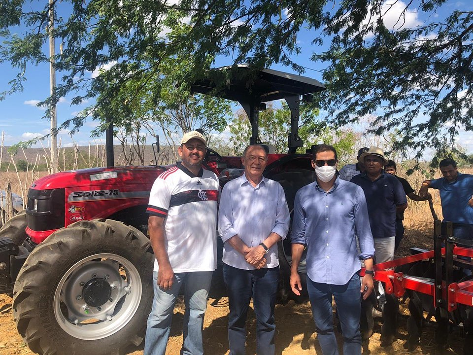 DEPUTADO JOSÉ NUNES ENTREGA TRATOR AGRÍCOLA EM ADUSTINA 