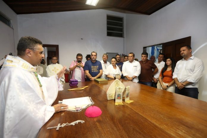 Em Serrinha, governador em exercício participa de procissão e entrega alimentos da campanha do Bahia Sem Fome