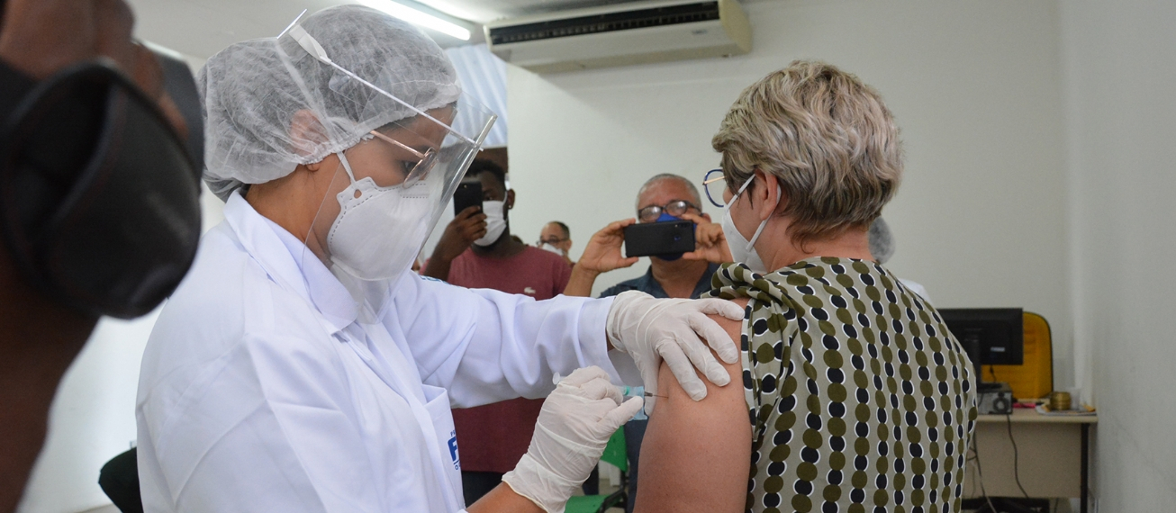 FEIRA DE SANTANA: 40 profissionais de saúde do Hospital de Campanha são vacinados