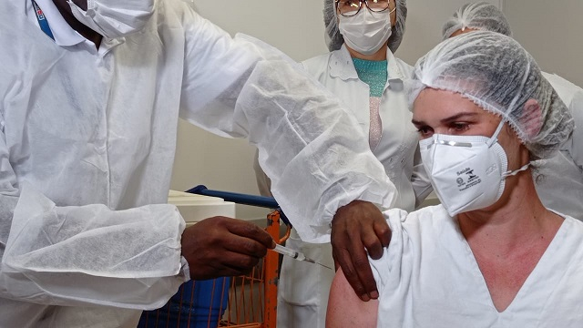 FEIRA DE SANTANA: enfermeira é a primeira pessoa a ser vacinada contra a covid-19 