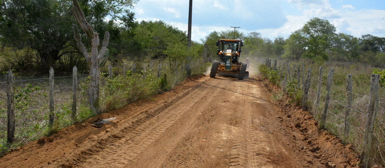 FEIRA DE SANTANA: Prefeitura intensifica recuperação de estradas na zona rural