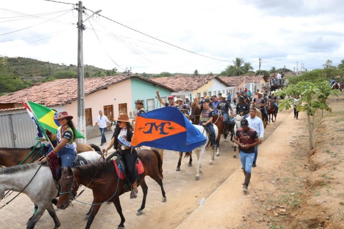 Governador entrega conjunto de obras e prestigia tradicional cavalgada em Miguel Calmon