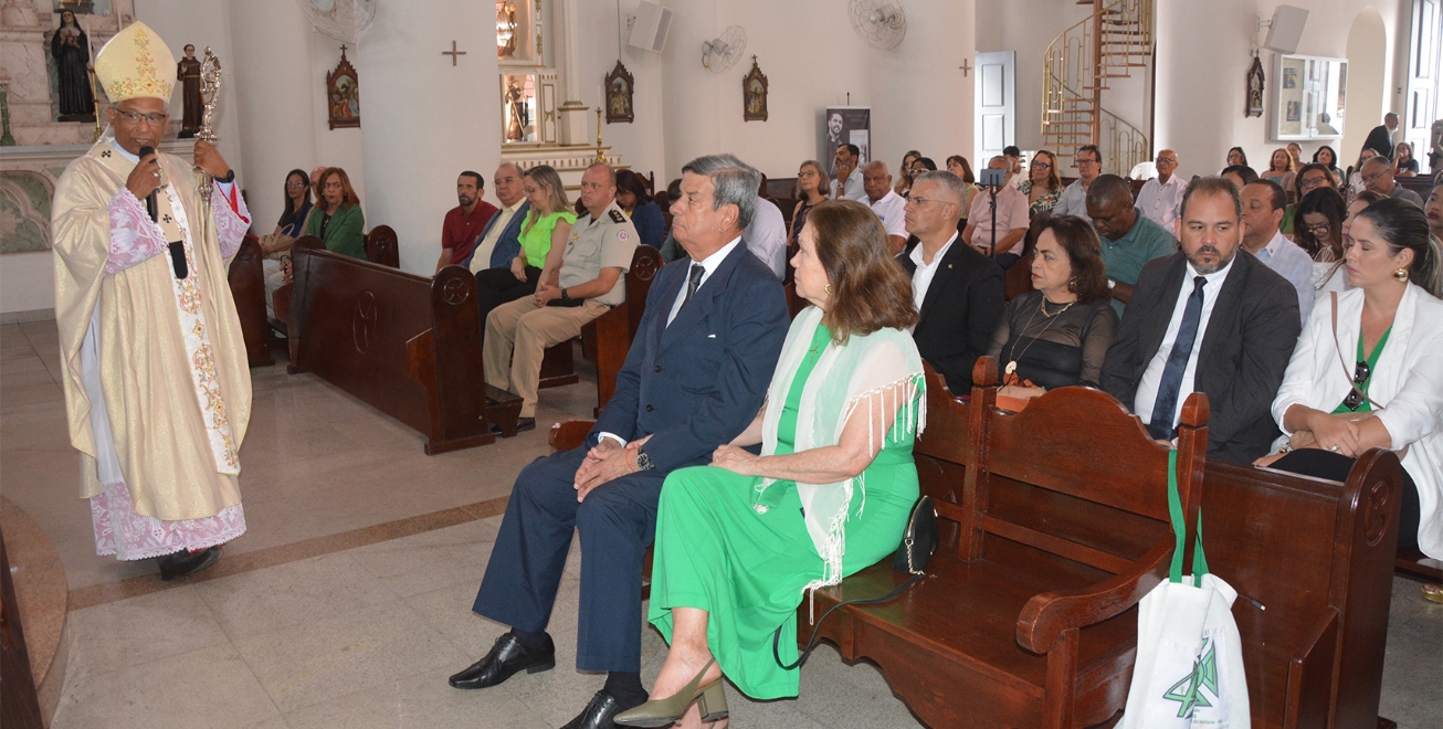 Missa pelos 190 anos de Feira reúne autoridades na Catedral de Senhora Santana