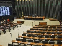 Oito deputados faltaram a mais da metade de sessões reservadas para votações em 2017