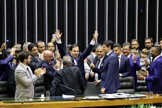 Rodrigo Maia é reeleito e comandará a Câmara até 2021