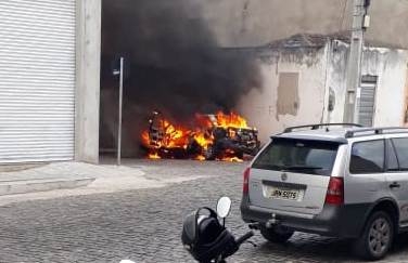 Conceição do Coité: Homem se revolta e toca fogo no próprio carro 