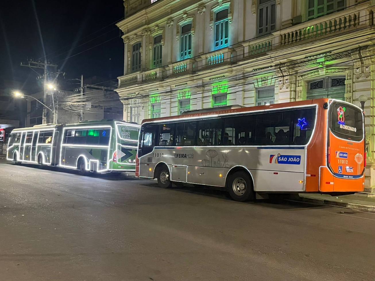 Ônibus iluminados celebram o Natal e encantam passageiros em Feira de Santana