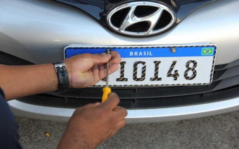 Placa Mercosul não é mais obrigatória para compras de carros usados na Bahia