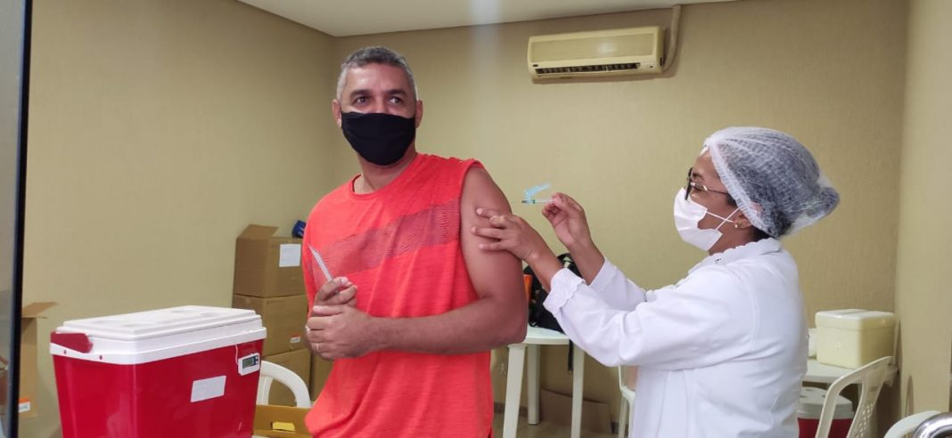 Professores e funcionários da Educação de Juazeiro e Laje recebem vacina contra coronavírus